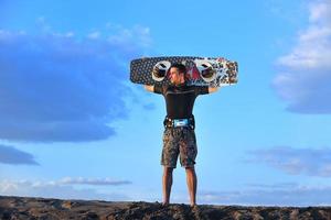 portrait d'un jeune homme kitsurf à la plage au coucher du soleil photo