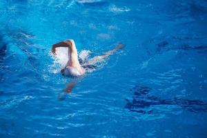 exercice de nageur sur le caca de piscine intérieure photo