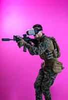 soldat au combat à l'aide de lunettes de réalité virtuelle photo