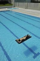 belle femme se détendre sur la piscine photo