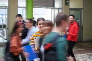 étudiant célèbre avec la technologie moderne à l'école photo