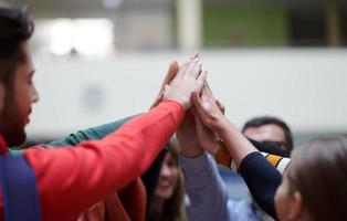 étudiants ensemble en problème, bras en l'air photo