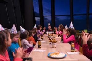 jeune garçon ayant une fête d'anniversaire photo