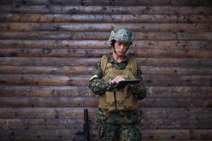 femme soldat à l'aide d'une tablette photo