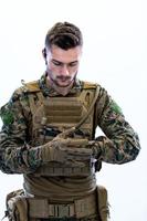 gros plan sur les mains d'un soldat mettant des gants de combat protecteurs photo