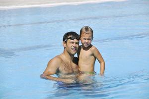 heureux père et fils à la piscine photo