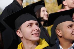 groupe d'étudiants diplômés internationaux divers célébrant photo