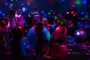 soirée disco néon pour enfants photo