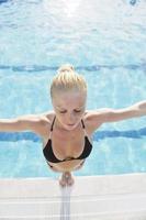 belle femme se détendre sur la piscine photo