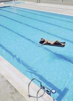 belle femme se détendre sur la piscine photo