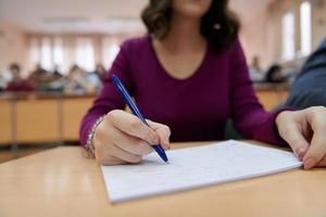 étudiante célèbre à l'aide d'un stylo et d'un cahier photo