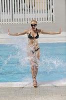 femme se détendre sur la piscine photo