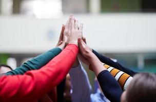 étudiants ensemble en problème, bras en l'air photo