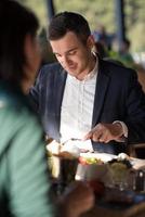 gros plan d'une jeune femme et d'un homme prenant un repas. photo