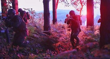 soldats militaires dans le champ photo