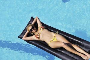 belle femme se détendre sur la piscine photo