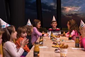 jeune garçon ayant une fête d'anniversaire photo