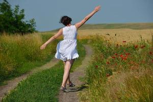 jeune femme dans un champ de blé en été photo