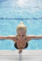 femme se détendre sur la piscine photo