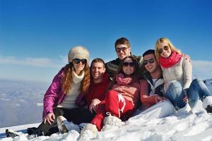 plaisirs d'hiver avec un groupe de jeunes photo