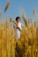 jeune femme dans un champ de blé en été photo