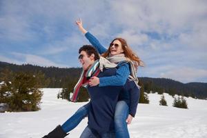 heureux jeune couple s'amusant sur un nouveau spectacle en vacances d'hiver photo