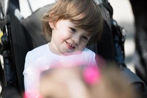 petite fille assise dans le landau photo