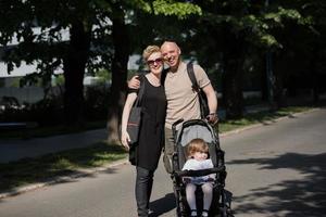 couple avec bébé landau dans le parc d'été photo