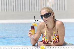 belle femme se détendre sur la piscine photo