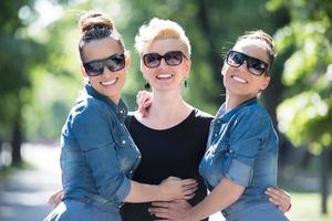 portrait de trois belles jeunes femmes avec des lunettes de soleil photo