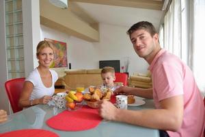 la famille prend un petit déjeuner sain à la maison photo