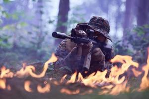 Soldat en action visant l'optique de visée laser de l'arme photo