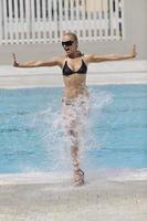 belle femme se détendre sur la piscine photo