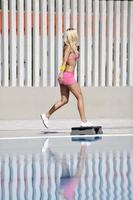 exercice de fitness femme au bord de la piscine photo