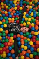 jeune maman avec ses enfants dans une salle de jeux pour enfants photo