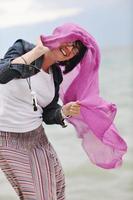 belle jeune femme sur la plage avec foulard photo