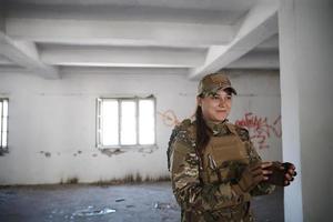 femme soldat militaire ayant une pause photo