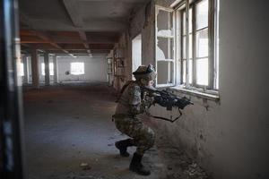 soldat en action près du magasin de changement de fenêtre et se mettre à l'abri photo