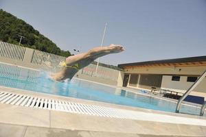 belle femme se détendre sur la piscine photo