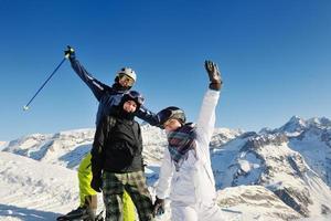 portrait d'hiver d'amis au ski photo