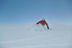 skier maintenant pendant la saison d'hiver photo