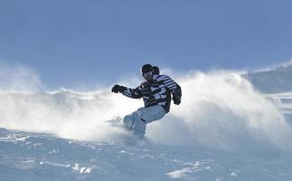 saut et ride de snowboarder freestyle photo