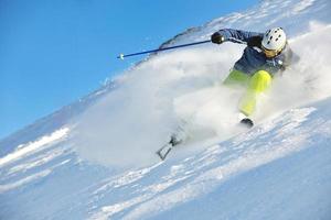 skier sur la neige fraîche en hiver lors d'une belle journée ensoleillée photo