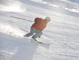 skier maintenant pendant la saison d'hiver photo