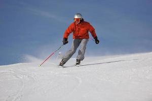 skier maintenant pendant la saison d'hiver photo