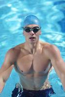 nager dans la piscine couverte photo