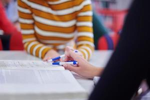 groupe d'étudiants travaillant ensemble sur un projet scolaire sur une tablette à l'université moderne photo