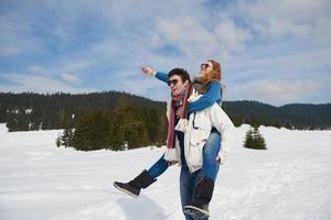 heureux jeune couple s'amusant sur un nouveau spectacle en vacances d'hiver photo