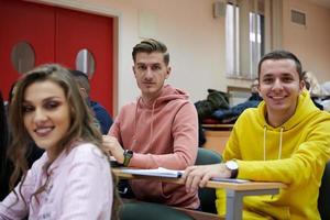 Groupe d'étudiants en amphithéâtre photo