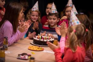 le jeune garçon fête joyeusement son anniversaire photo